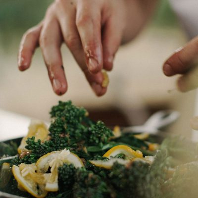 Mains d'une personne en train de cuisiner