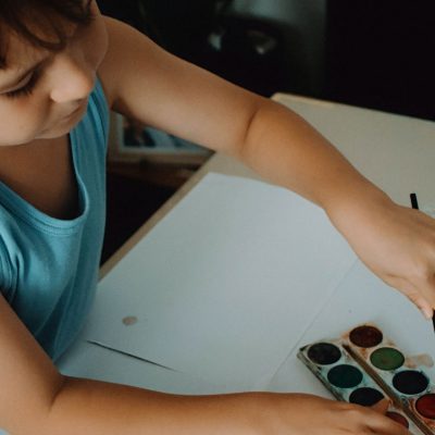 Enfant faisant de la peinture sur une feuille