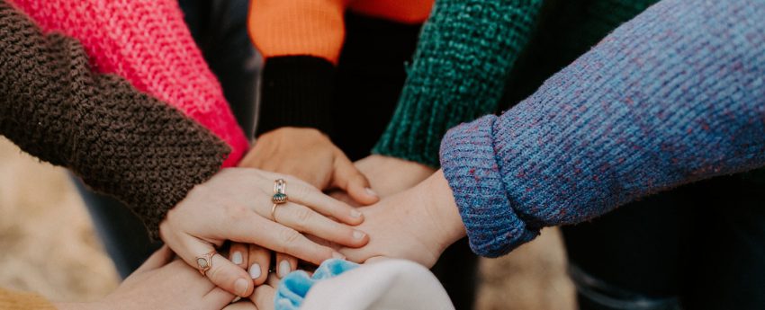 Personnes se touchant les mains